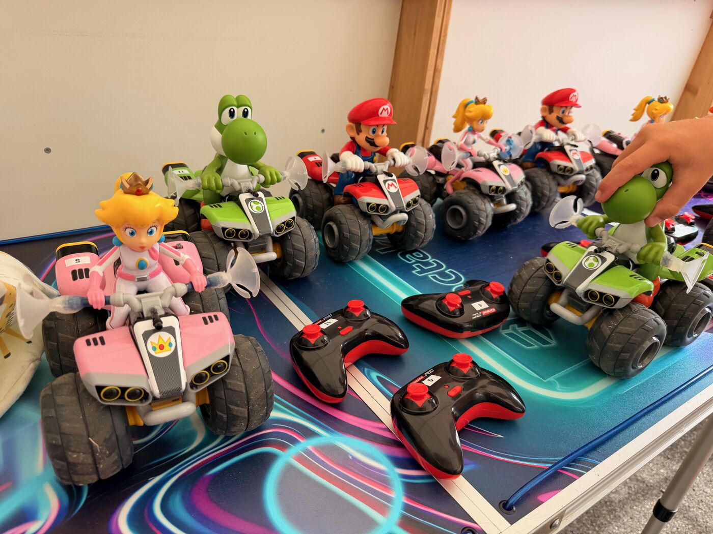 Quads und Fernsteuerungen auf dem Tisch