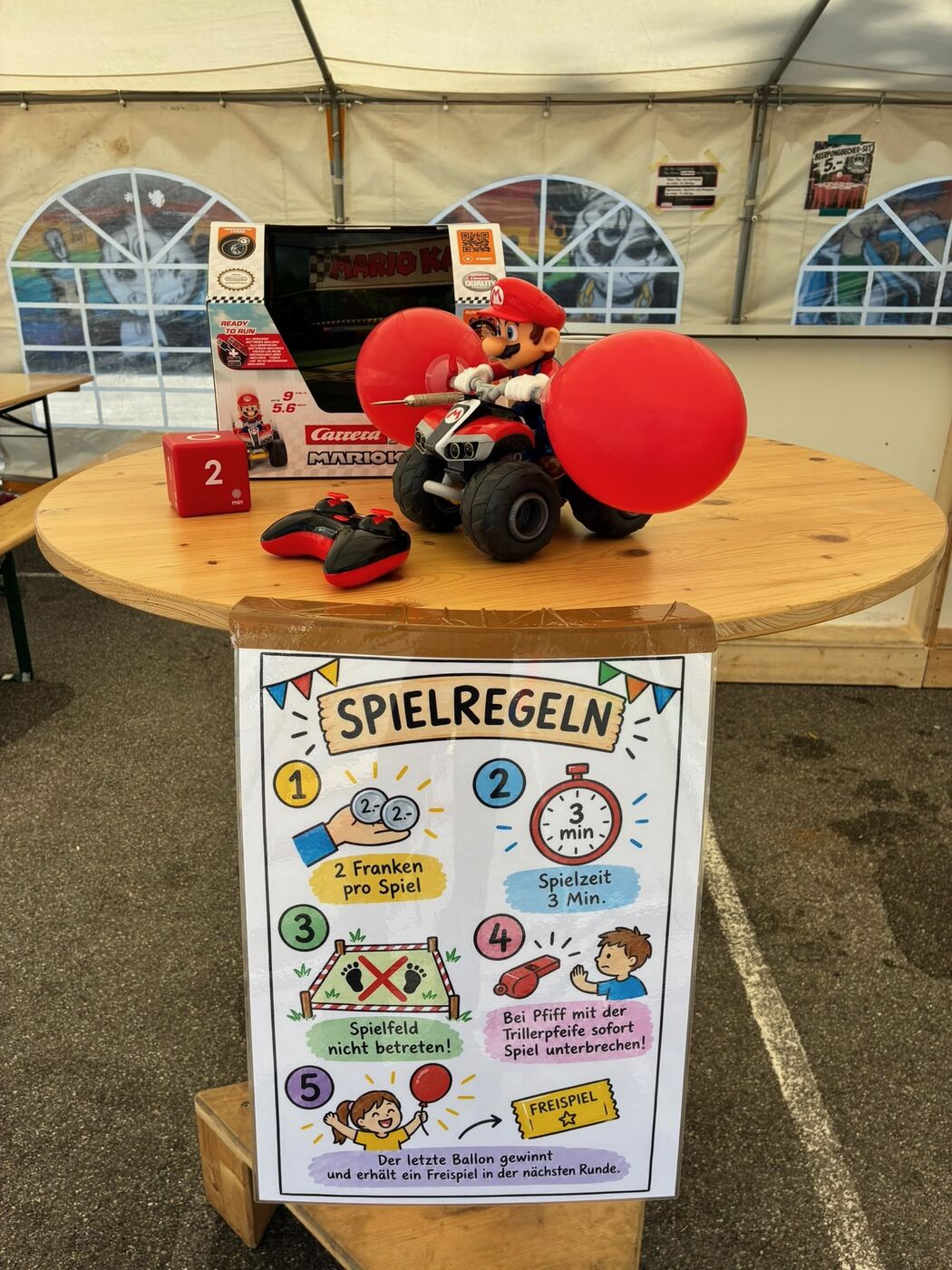 Stehtisch mit Quad, Fernsteuerung, Timer und Spielregeln-Plakat